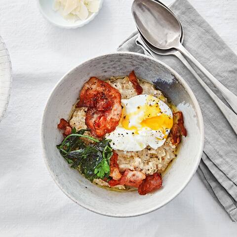 Haferflocken lassen sich wahnsinnig vielseitig verwenden. Und Porridge muss nicht immer süß kombiniert werden. Es schmeckt auch anders wie unser Rezept für herzhaftes Porridge mit Bacon und pochiertem Ei zeigt. 