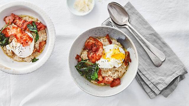 Herzhaftes Porridge mit Bacon & pochiertem Ei