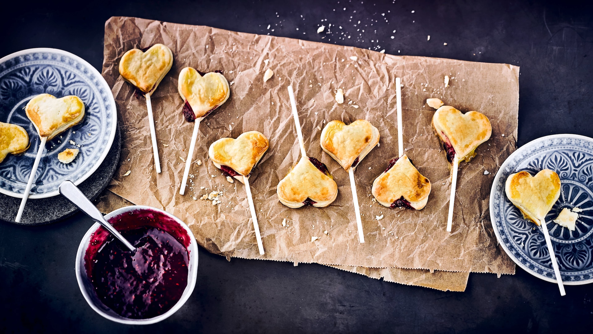 Gefüllte Herzkekse am Stiel
