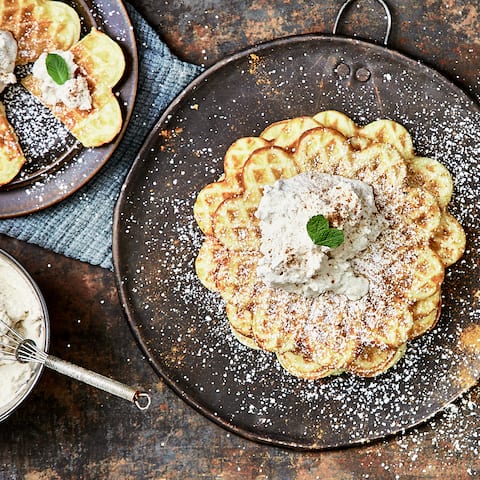 Buttermilch und Zimtsahne sind das Geheimnis unseres Rezepts für Herzwaffeln. Es eignet sich sowohl für erfahrene Waffelbäcker als auch für Neulinge.