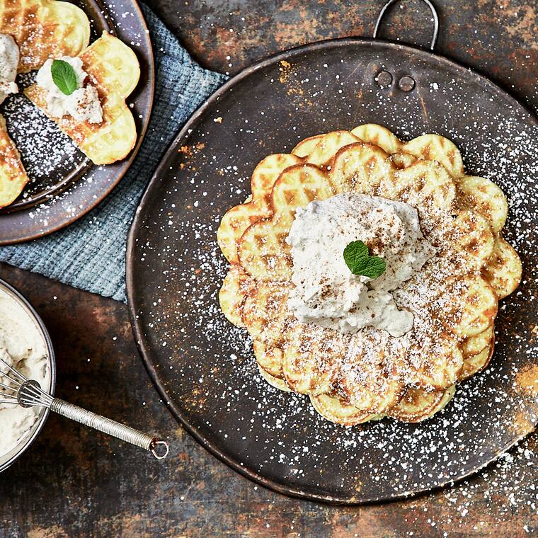 Herzwaffeln mit Zimtsahne