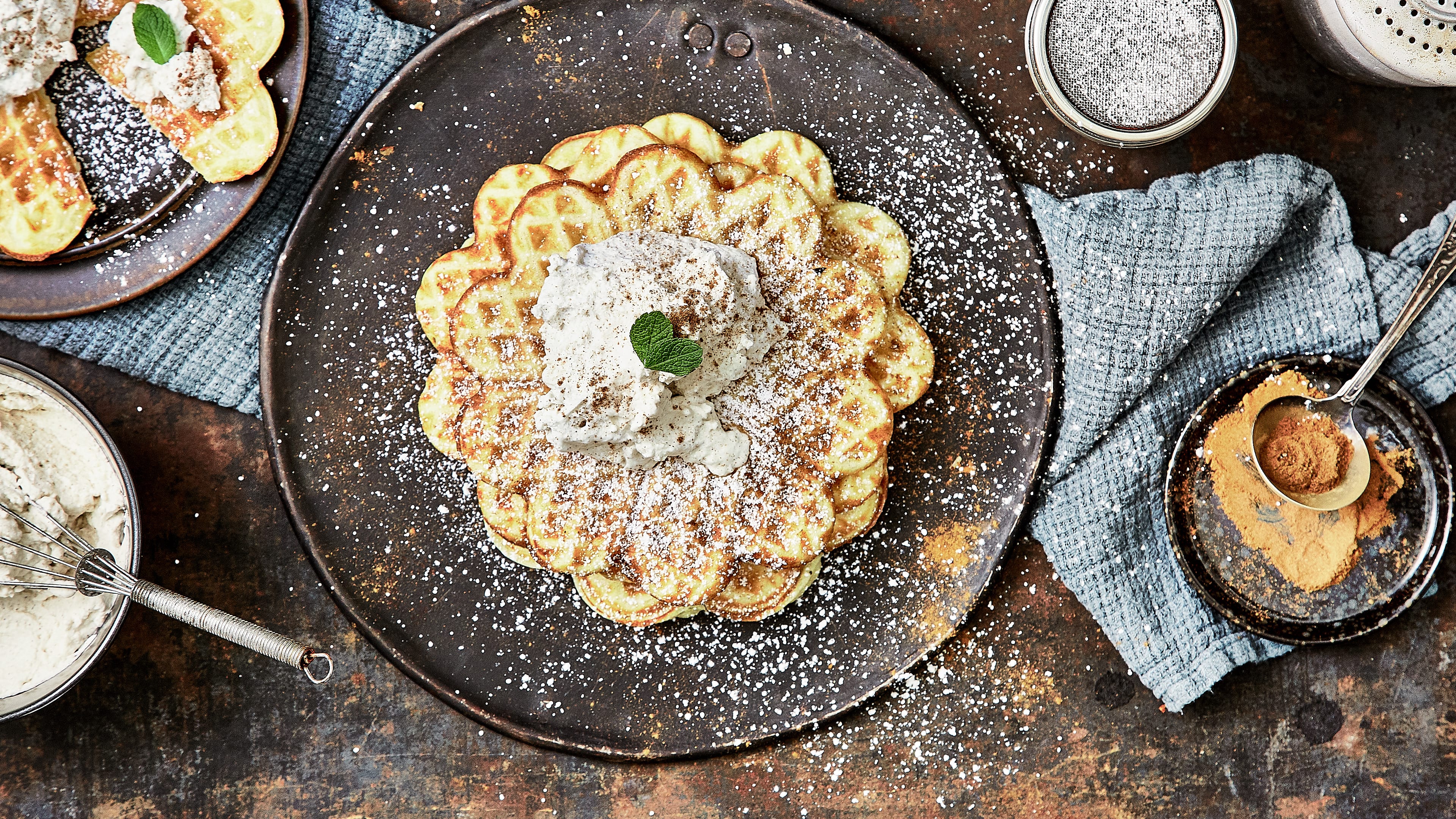 Herzwaffeln mit Zimtsahne - Rezept | EDEKA