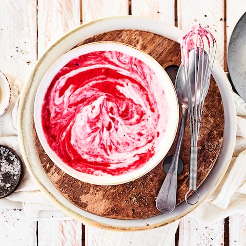 Besonders im Sommer passt unser fruchtiges Himbeer-Dressing mit Joghurt, Himbeerkonfitüre und frischen Himbeeren zu knackigen Blattsalaten. 
