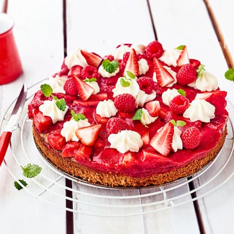 Fruchtiges für Ihre Kaffeetafel: Probieren Sie unsere Erdbeer-Himbeer-Torte mit leckerem Teig aus Dinkelvollkornmehl und gemahlenen Mandeln!
