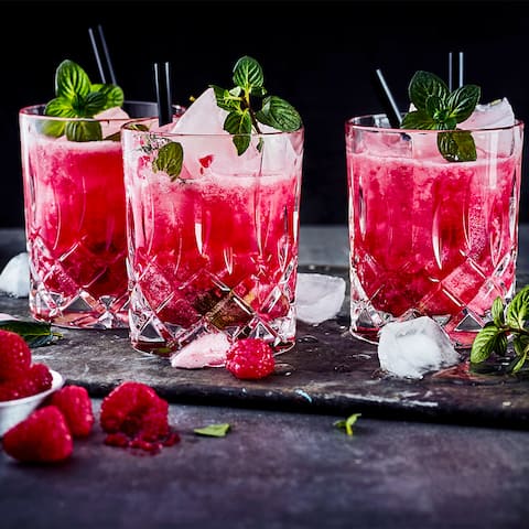 So lecker fruchtig schmeckt unser Himbeer Mojito! Die Himbeeren harmonieren wunderbar mit der Minze und Limette. Unbedingt an einem lauen Sommerabend probieren und den Gästen servieren!