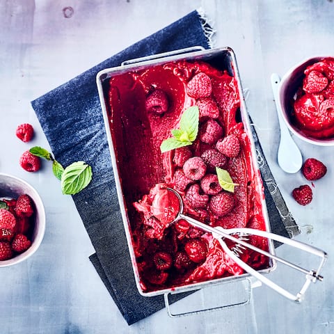 Was für ein fruchtig, kaltes Dessert oder einfach für Zwischendurch an heißen Sommertagen. Unser Himbeersorbet mit Honig und Minze kann auch mit Prosecco aufgegossen werden und wird dann zu einem echten Erlebnis.