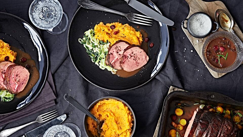 Unser Tipp für ein herbstliches Hauptgericht: Probieren Sie unseren Hirschbraten mit leckerer Cranberrysoße, Kürbispürree und Wirsinggemüse!