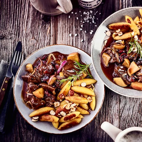 Hirschgulasch mit Äpfeln