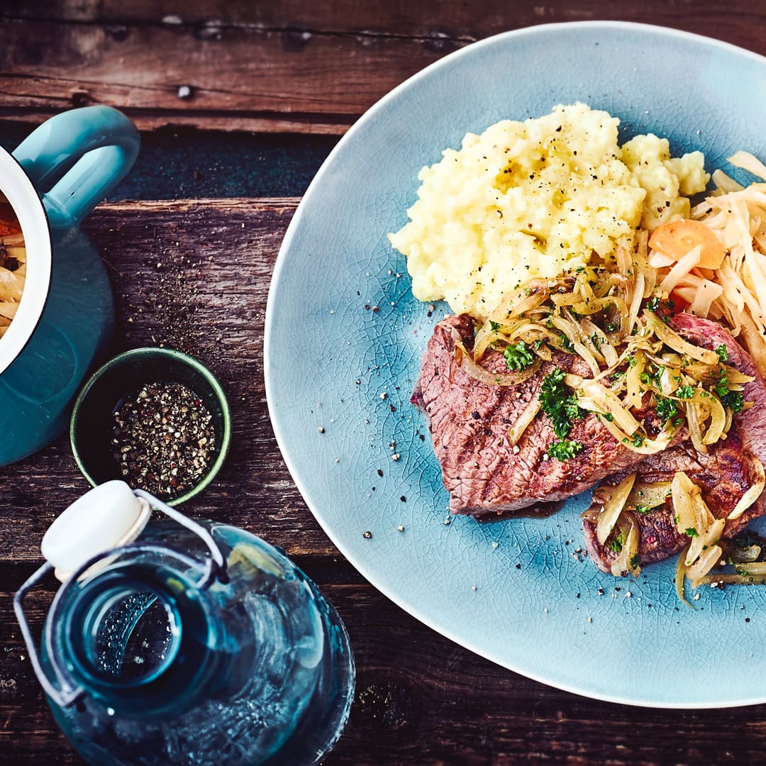 Hirschrücken mit Zwiebeln Rezept | EDEKA
