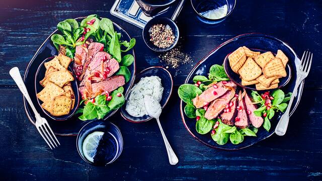 Hirschsteaks mit Feldsalat