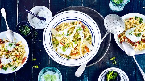 Gesund und kalorienarm essen kann so einfach sein: Unser Hirse-Gemüse-Eintopf ist schnell zubereitet & eignet sich perfekt als Mittag- und Abendessen.