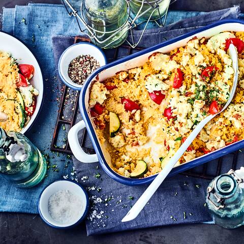 Hirse ist reich an Mineralstoffen und galt früher als Schönheitselixier. Der mediterrane Hirseauflauf mit ganz viel frischem Gemüse ist dazu noch super lecker!