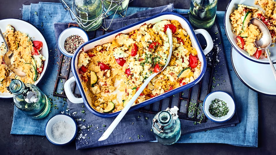 Hirse ist reich an Mineralstoffen und galt früher als Schönheitselixier. Der mediterrane Hirseauflauf mit ganz viel frischem Gemüse ist dazu noch super lecker!