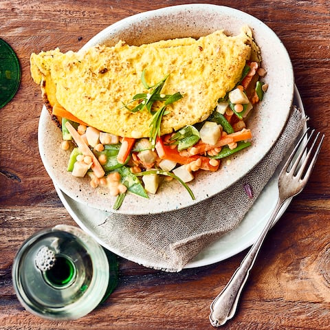 Probieren Sie unsere Hirsepfannkuchen mit herzhafter Füllung aus Topinambur, Zuckerschoten und roten Linsen in Kokosmilch – ganz ohne Laktose und Gluten!