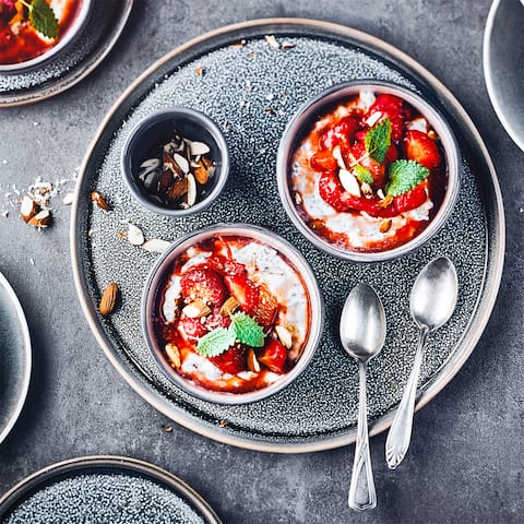 Bereiten Sie mithilfe unseres Joghurtmousse-Rezepts ein fruchtiges Dessert zu. Dank Holunderblütensirup schmeckt es besonders lecker.
