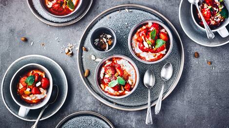 Bereiten Sie mithilfe unseres Joghurtmousse-Rezepts ein fruchtiges Dessert zu. Dank Holunderblütensirup schmeckt es besonders lecker.