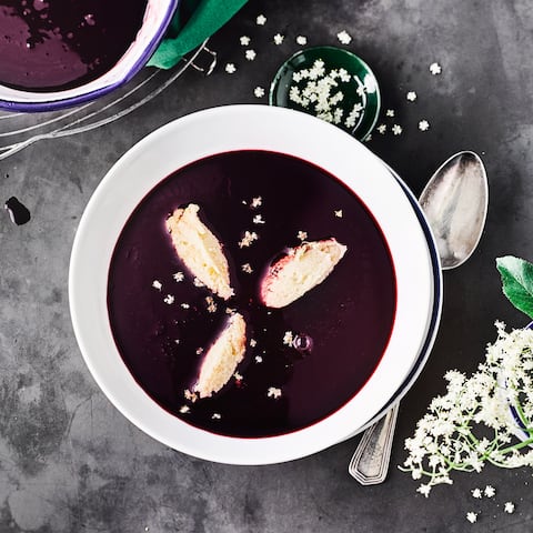 Kennen Sie schon unsere Holunderbeeren-Suppe? Probieren sie einmal diese heiße fruchtige Suppe mit Grießklößchen-Einlage!