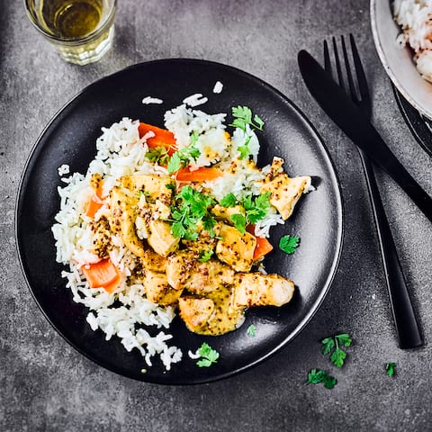 Gebratenes Putenfleisch mit einer selbstgemachten Sauce aus körnigem Senf und Honig, dazu Reis mit Karotten. Ganz einfach und schnell zubereitet!