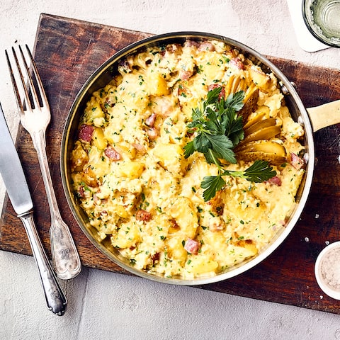 Ein Rezept der Berliner Küche mit Kartoffeln vom Vortag: Hoppel-Poppel – eine Art Bratkartoffeln mit Zwiebel, Gewürzgurke, Speck und Sahne. 