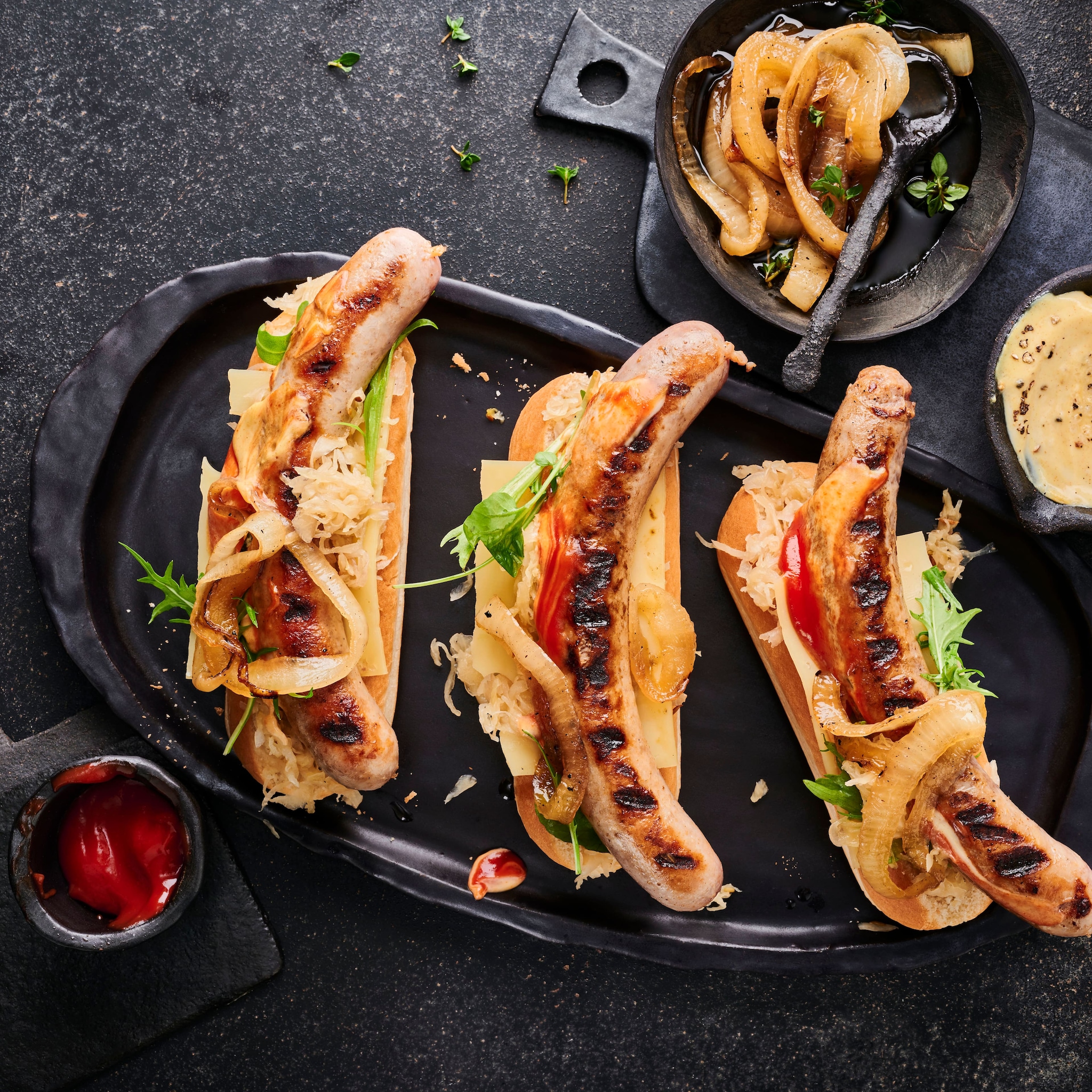 Hot-Dogs mit Sauerkraut und Grillzwiebeln