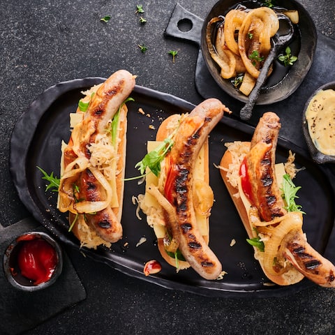 Hot-Dogs mit Sauerkraut und Grillzwiebeln