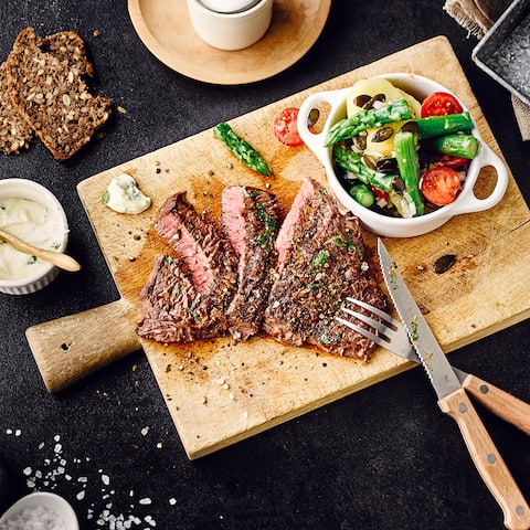 Unser Tipp für Ihr nächstes Grill-Event: In Senf-Sauerrahm marinierte Rinderhüftsteaks an Kartoffelsalat mit grünem Spargel, Cocktailtomaten und Käse!