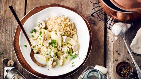 Überraschen Sie Ihre Lieben mit einem selbst gemachten Hühnerfrikassee. Frisches Huhn, Spargelspitzen und Champignons und eine köstliche Sauce mit einem Schuss Weißwein – dieses Essen werden Ihre Gäste nicht so schnell vergessen.