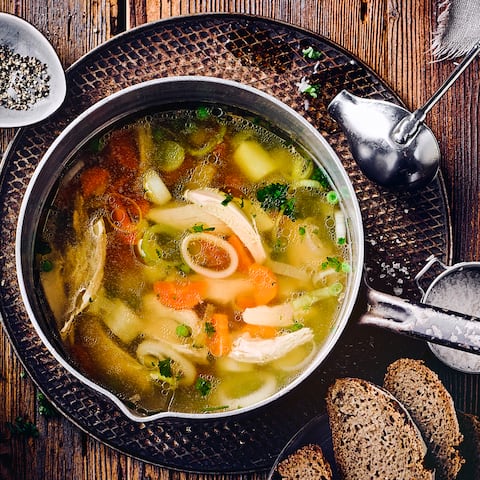 Hühnersuppe gehört zum Standard im Konservenregal, aber nichts geht über frische Zutaten. Kochen Sie die beliebte Suppe mit Huhn und Gemüse selbst und genießen Sie das leckere Aroma!