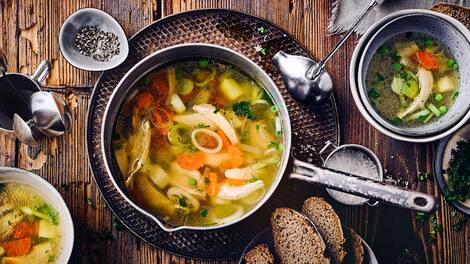 Hühnersuppe gehört zum Standard im Konservenregal, aber nichts geht über frische Zutaten. Kochen Sie die beliebte Suppe mit Huhn und Gemüse selbst und genießen Sie das leckere Aroma!
