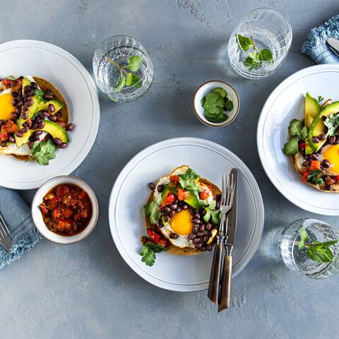 Traditionell ein Frühstücksgericht wobei wir es auch am Mittag oder Abend essen könnten: Huevos Rancheros sind mit Bohnen, Avocado und Spiegeleiern belegte Mais-Tortillas. 
