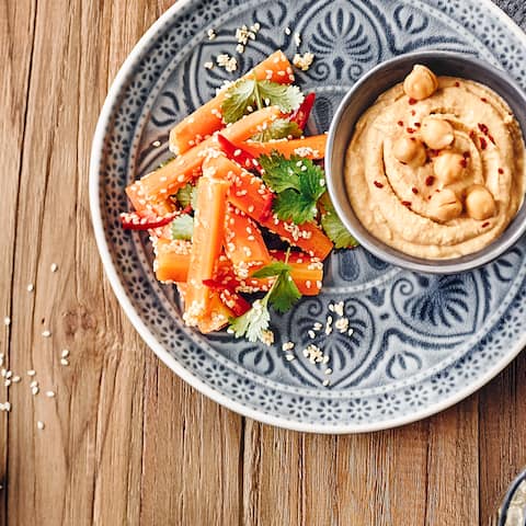 Hummus mit Karotten-Sticks