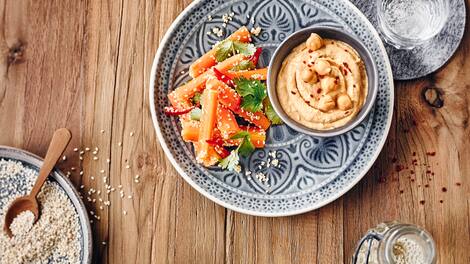 Hummus mit Karotten-Sticks