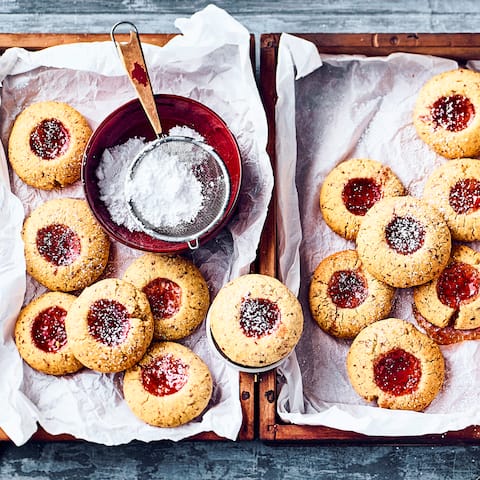 Die Herkunft der kleinen Plätzchen ist nicht ganz klar, aber das tut ihrem leckeren Geschmack keinen Abbruch: Selbstgemachte Husarenkrapfen mit Johannisbeer-Gelee. 