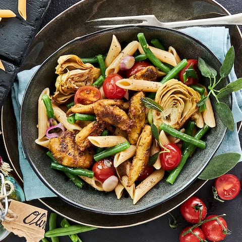 Genießen Sie unser vegetarisches Rezept für Penne Integrale mit gebratenen Artischocken-Herzen – mit veganem Fleischersatz und vielen frischen Zutaten. 