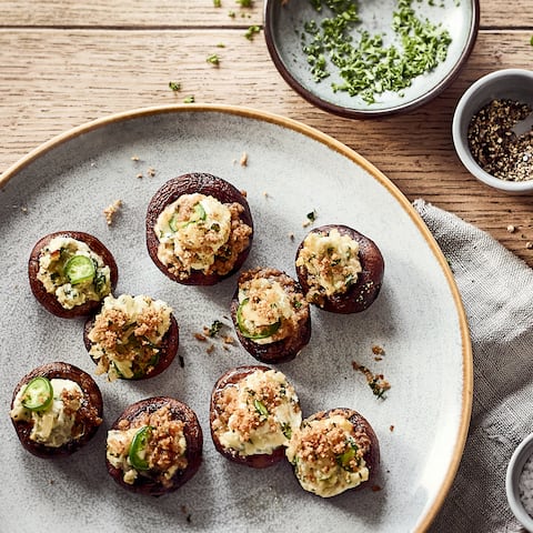 Unsere Pilze vom Grill werden mit einer super leckeren veganen Creme gefüllt, mit selbstgemachten Semmelbröseln getoppt und anschließend bei indirekter Hitze gegrillt.