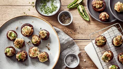 Unsere Pilze vom Grill werden mit einer super leckeren veganen Creme gefüllt, mit selbstgemachten Semmelbröseln getoppt und anschließend bei indirekter Hitze gegrillt.