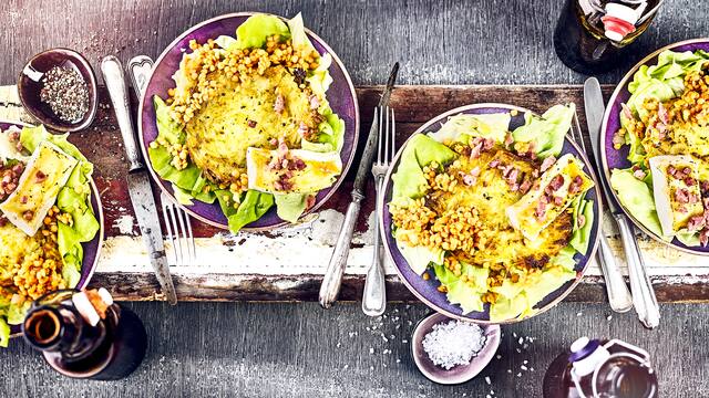 Rösti an Blattsalat