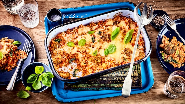 Probieren Sie unser Rezept für einen schnellen Gemüseauflauf aus und kochen Sie mit Zucchini, Tomaten, mediterranen Kräutern und Buchweizen ein köstliches Hauptgericht für die ganze Familie.