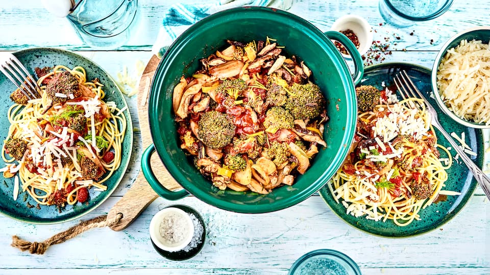 Ihr unkompliziertes Gericht für den Feierabend: Kombinieren Sie Spaghetti mit Brokkoli, Shiitake, Fenchel und Lauch für eine vegetarische Pasta.