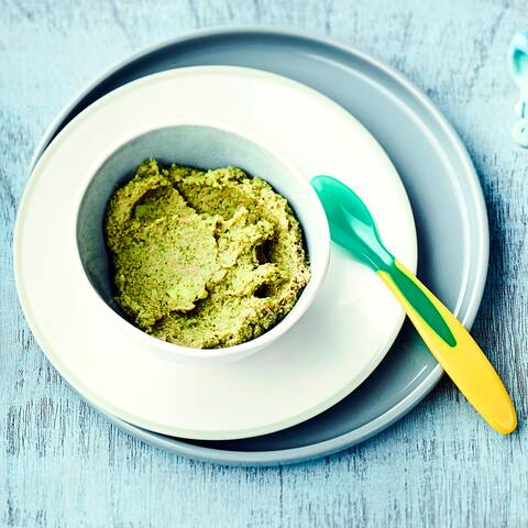 Mit unserem Brokkoli-Kartoffelbrei gelingt Ihnen im Handumdrehen eine sättigende Mahlzeit für Ihr Baby. Apfelsaft sorgt für einen fruchtigen Geschmack.