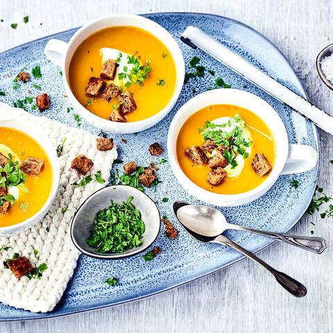 Unsere cremige Kürbissuppe mit Paprika und Muskatnuss ist einfach zuzubereiten und wärmt an kalten Tagen. Probieren Sie unser Rezept aus!