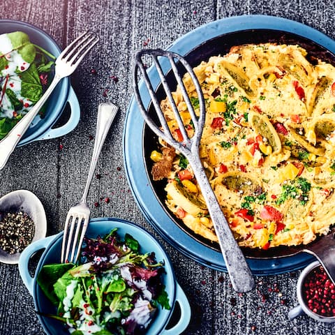 Vegetarische Hausmannskost: Probieren Sie unsere Maultaschen-Schnitten mit Paprika, Mais und frischen Kräutern an frischem Salat mit Frischkäse-Dressing!