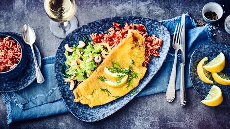Haben Sie Lust auf ein sommerliches Gericht mit Fisch und Meeresfrüchten? Probieren Sie unser paniertes Schollenfilet an Lauch-Fenchel-Gemüse mit Eismeergarnelen und dazu pikanter Tomatenreis!