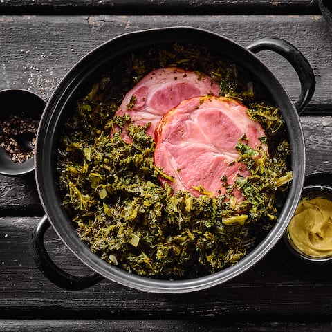 Mit unserem Rezept gelingt Ihnen diese Spezialität aus Norddeutschland: Probieren Sie unseren Grünkohl mit Kartoffeln, Schweineschmalz und Kasseler-Einlage!