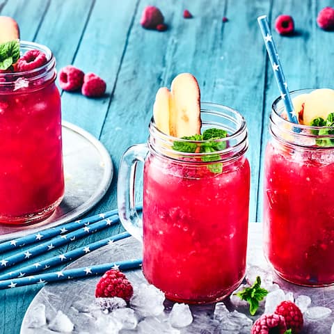 Fruchtig und vor allem himbeerig lecker, so schmeckt unser alkoholfreier „Himbeertraum“, der für die nächste Gartenparty perfekt ist. 
