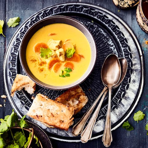 Diese köstliche Hühnersuppe wird mit Kokosmilch und Madras-Curry verfeinert. Erleben Sie eine Hühnersuppe einmal exotisch!
