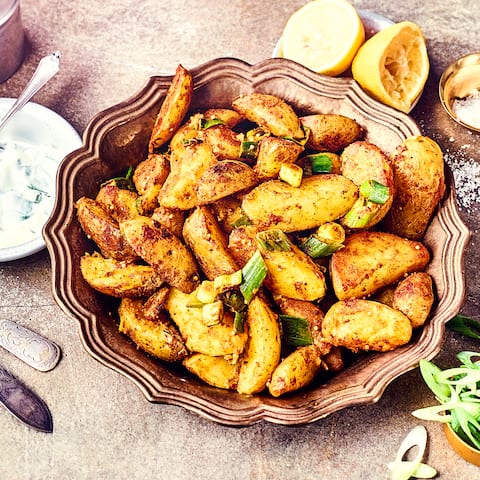 Mit diesem Rezept bereiten Sie im Handumdrehen eine indische Beilage zu, Indische Kartoffeln sind eine prima Ergänzung zum indischen Hauptgericht. Nicht nur für Veganer ein Genuss!
