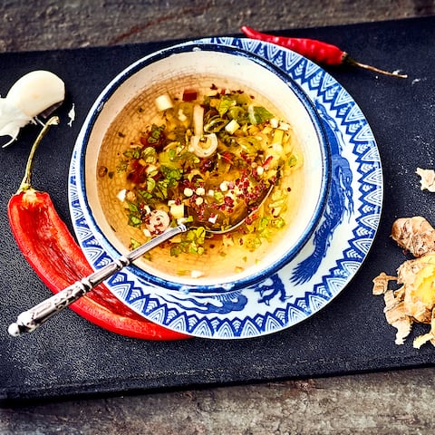 Ein würziges asiatisch angehauchtes Dressing aus Erdnussöl, Ingwer, Frühlingszwiebeln, Knoblauch und Chili.