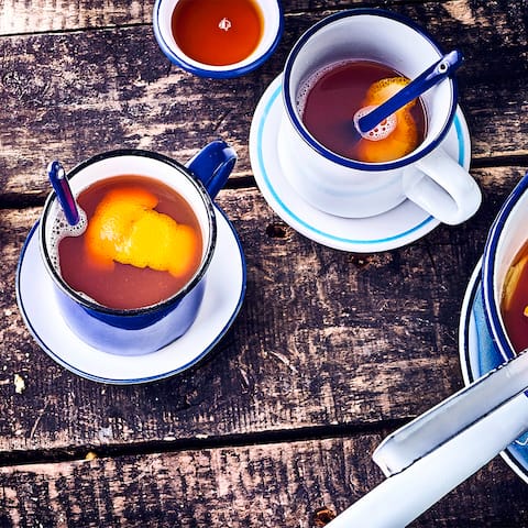 Würzig und fruchtig: mit unserem Rezept für den Ingwer-Orangen-Punsch benötigen Sie nur sechs Zutaten und 20 Minuten Zeit – probieren Sie es gleich mal aus!
