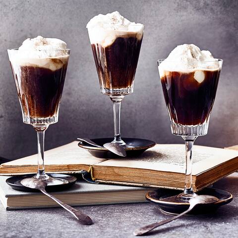 Irish Coffee ist eine Spezialität aus Irland – ein köstlicher gesüßter Kaffee mit Sahne und Whiskey. 